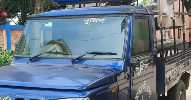 হামলার শিকার পুলিশের ভ্যান
